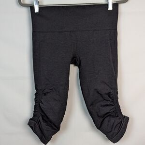 Black Lululemon Seamless Capris 6 / 8